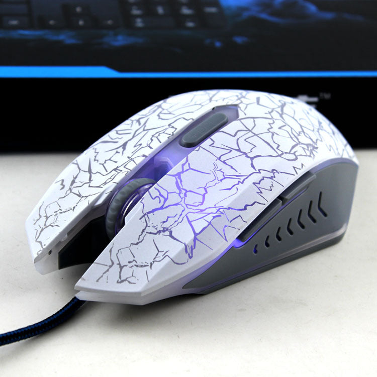 USB connection of ergonomic gaming mouse