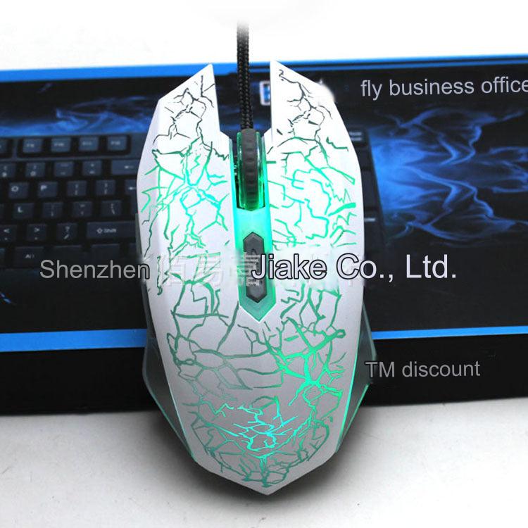USB connection of ergonomic gaming mouse