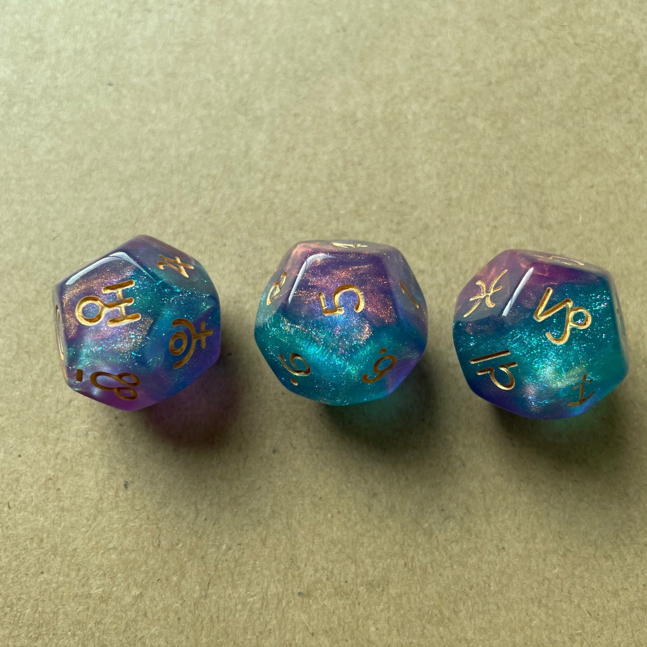 close-up of chameleon colour-shifting die