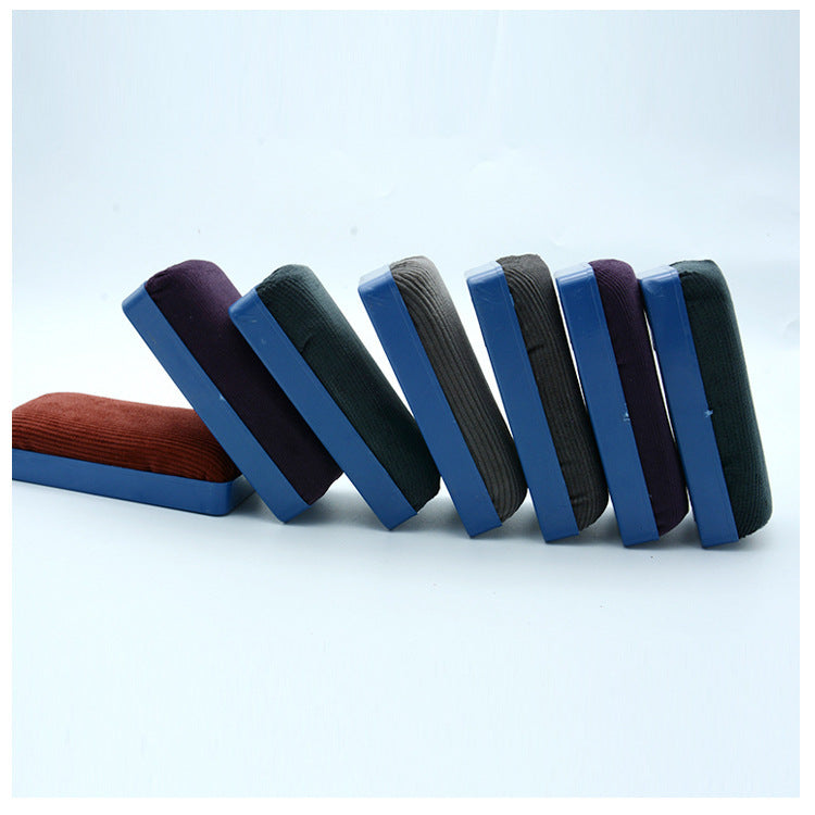 Ergonomic handle of whiteboard eraser