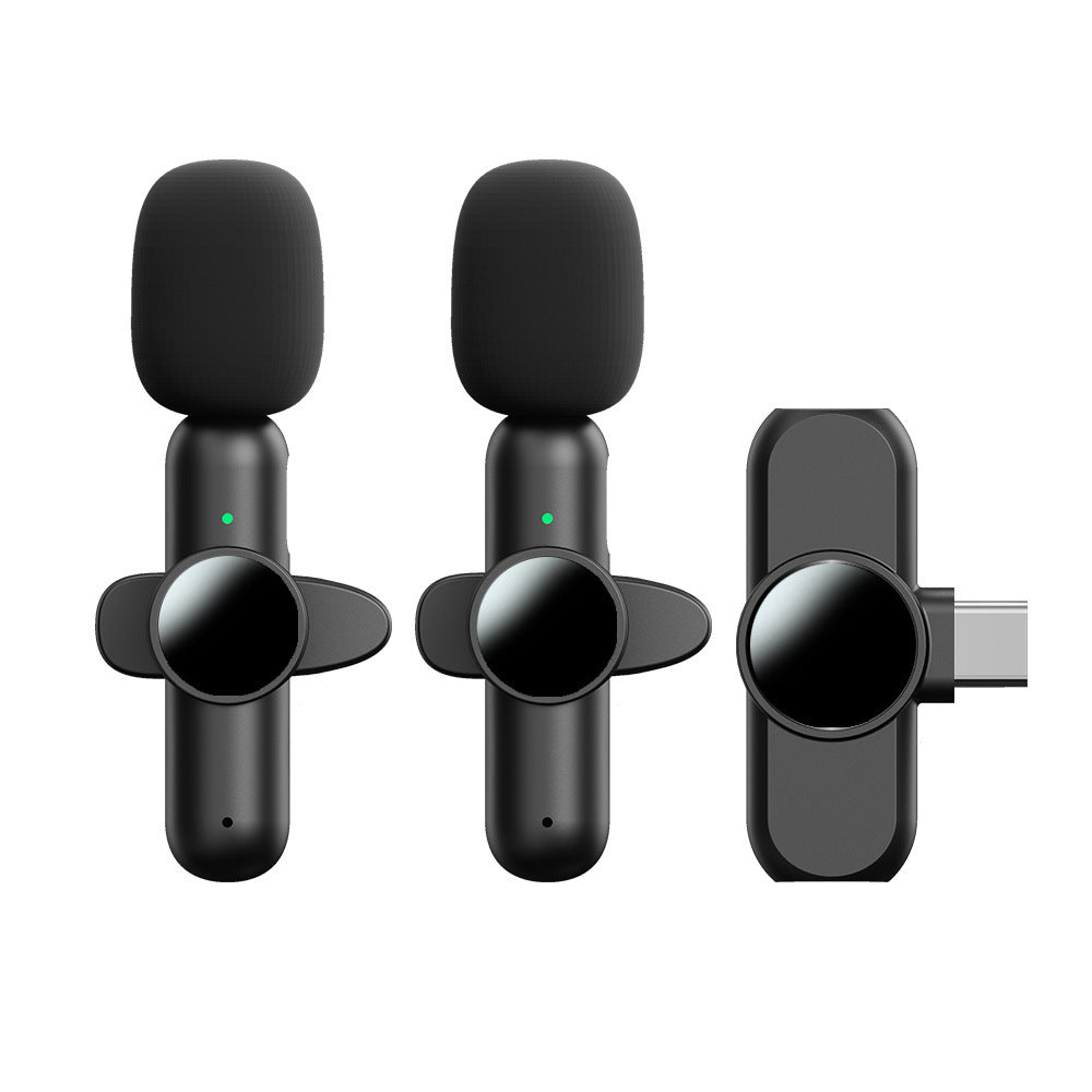 Wireless Clip-On Microphone Q8 during a live stream