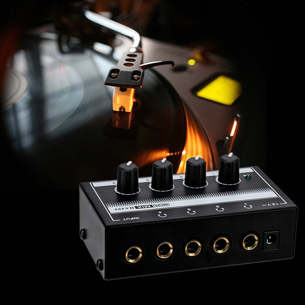 Compact headphone amplifier with multiple outputs