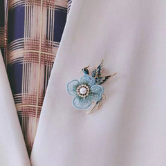 Elegant vintage style brooch with crystal details