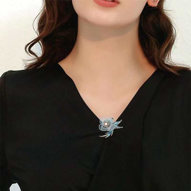 Elegant vintage style brooch with crystal details