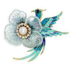 Beautifully designed vintage brooch showing intricate details