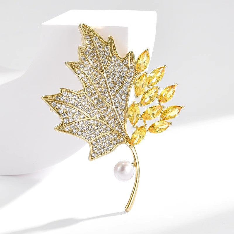 Elegant Brooch in Fashion Setting