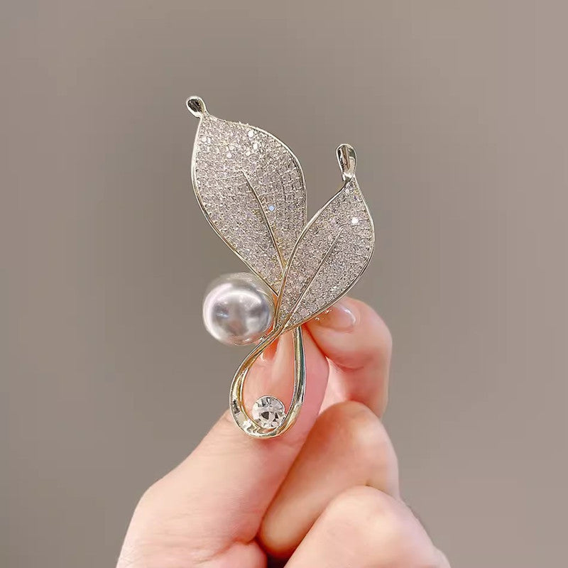 Detailed Image of the Leaf Brooch - Image 9