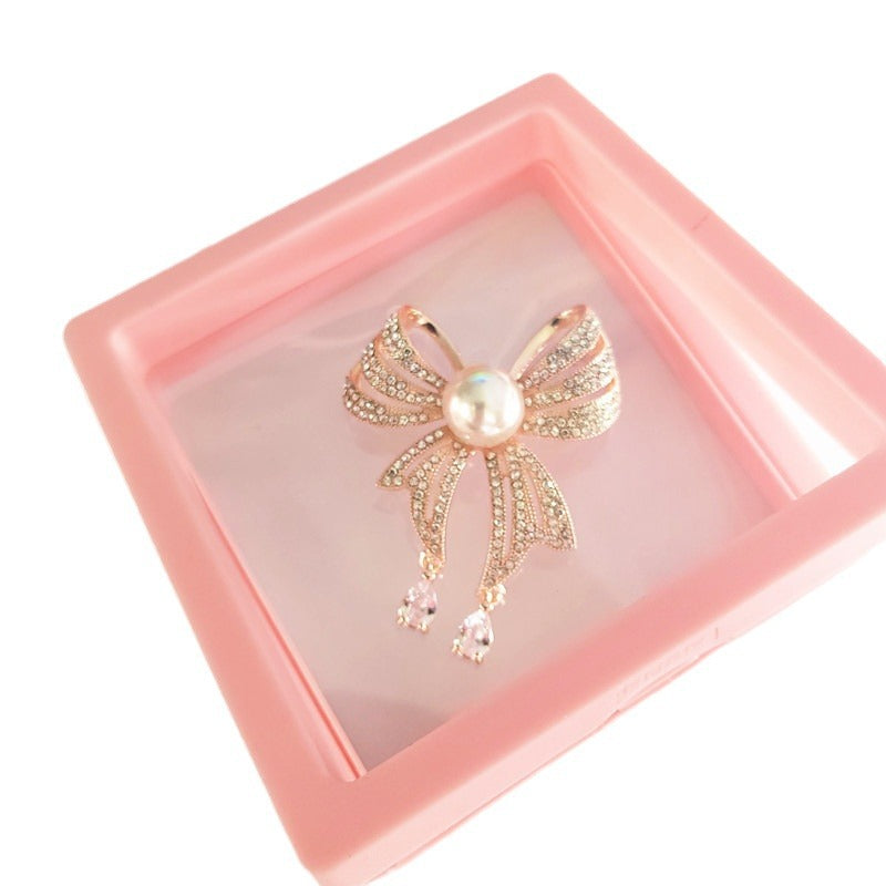 Fashionable brooch with sparkling rhinestones