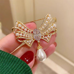 Vintage bow brooch featuring pearl detail