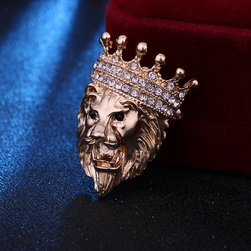 Lion brooch for jackets and coats in antique style