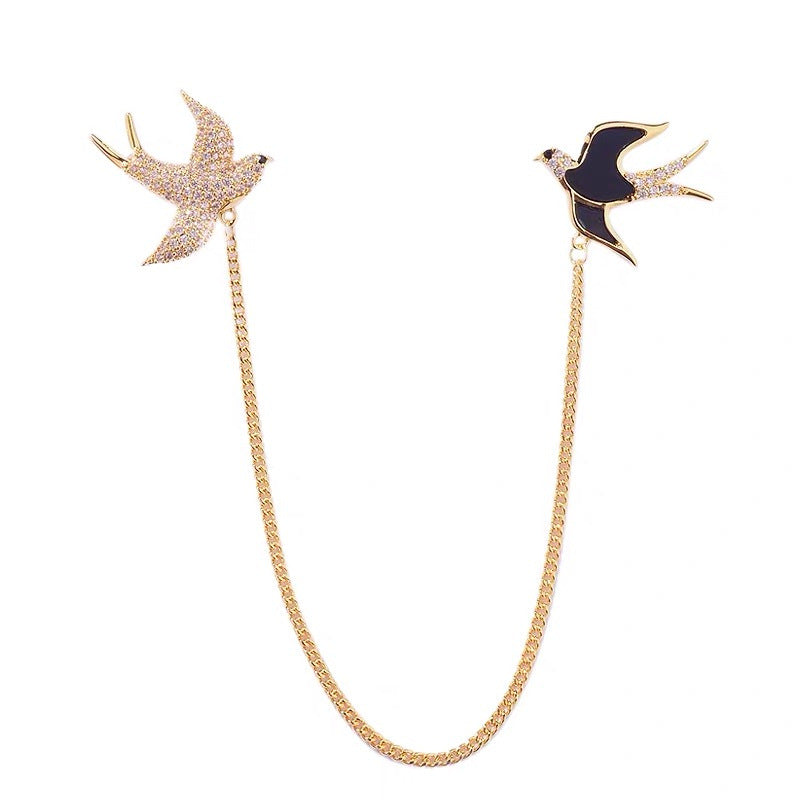 Unisex star brooch worn by a model