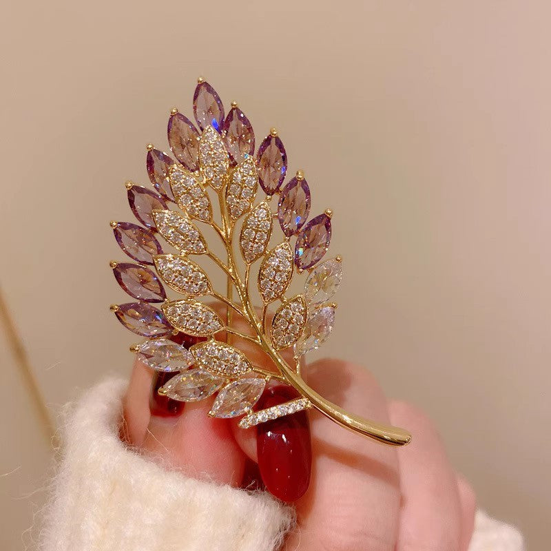 Versatile brooch in elegant design
