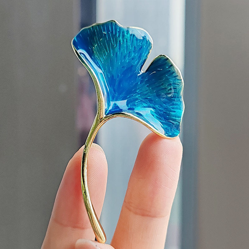Ginkgo Leaf Brooch in luxurious gold colour image 4