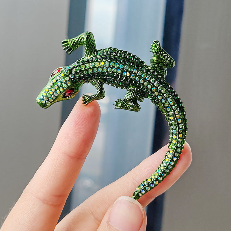 Stylish vintage animal pin detail