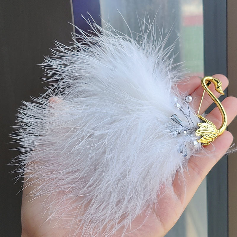Elegant pearl accent brooch for autumn outfits