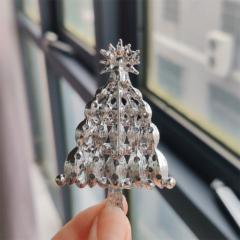 Sparkling details of a green Christmas tree brooch