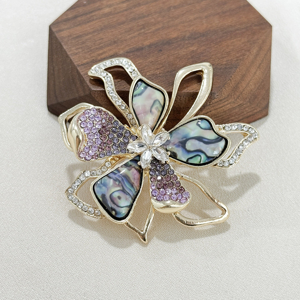 Elegant rhinestone bowknot brooch on coat