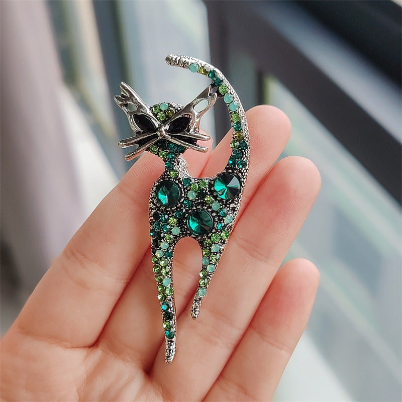 Charming retro cat brooch with rhinestones in green