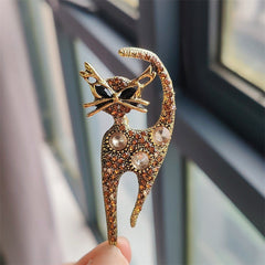 Fashionable rhinestone cat brooch on model