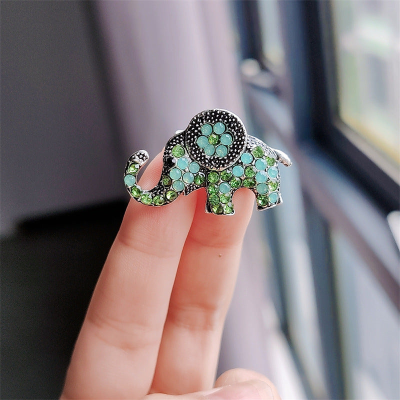 Stylish animal-themed brooch for outerwear