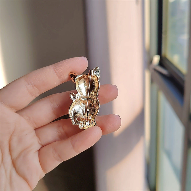 Alloy cat brooch pin showcasing dimensions