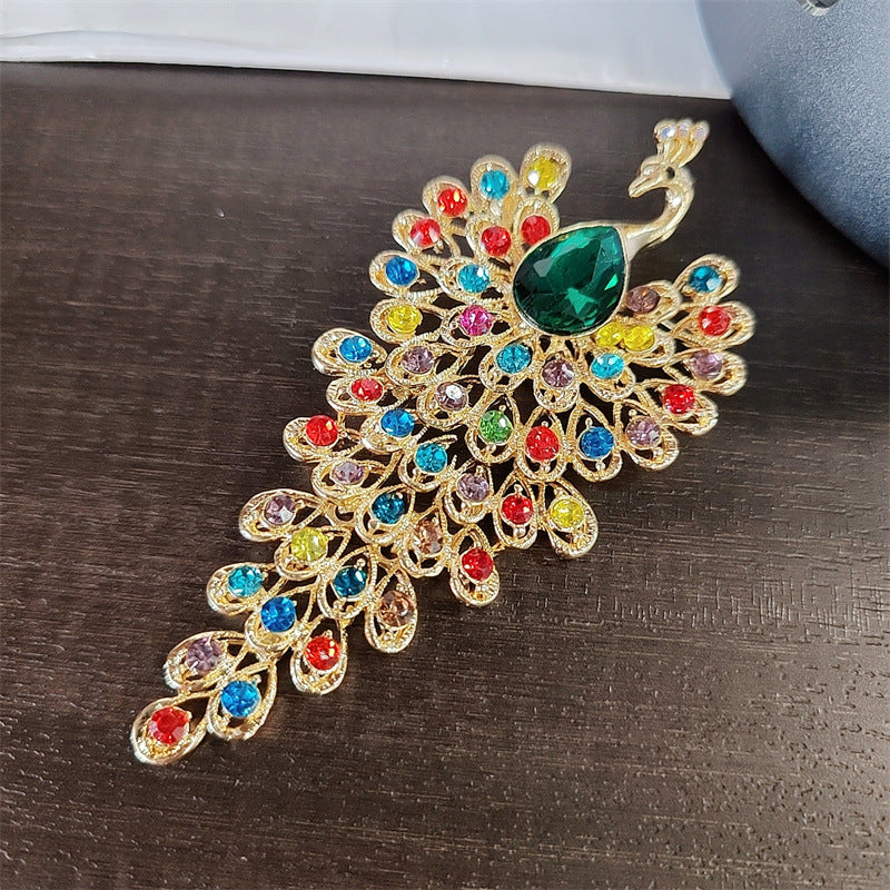Vintage animal-inspired brooch pin details