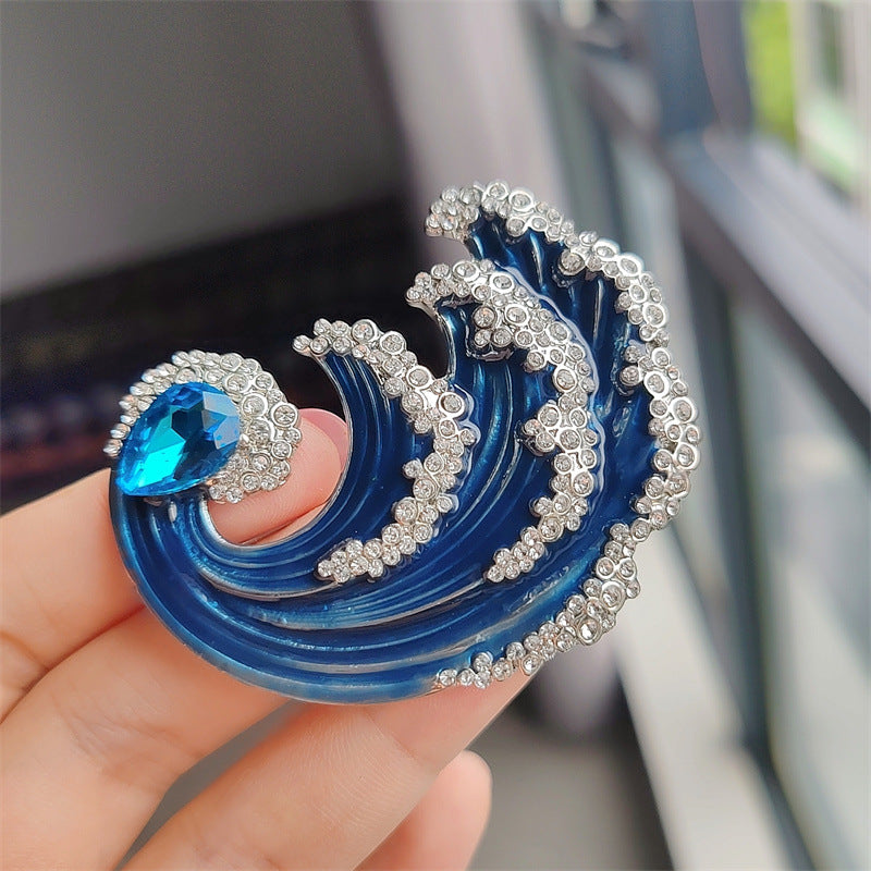 Elegant wave design brooch