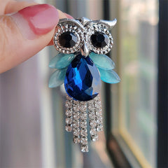 Stylish owl accessory for jackets and bags