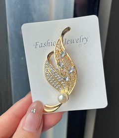 Charming Leaf Design Brooch