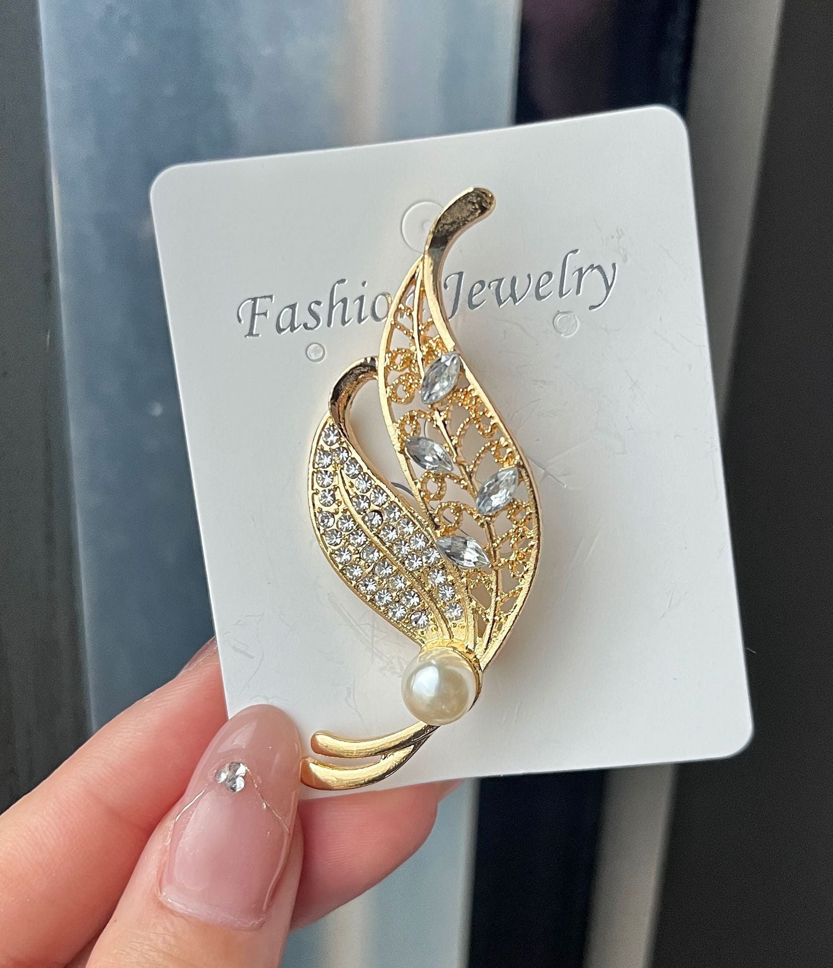 Charming Leaf Design Brooch