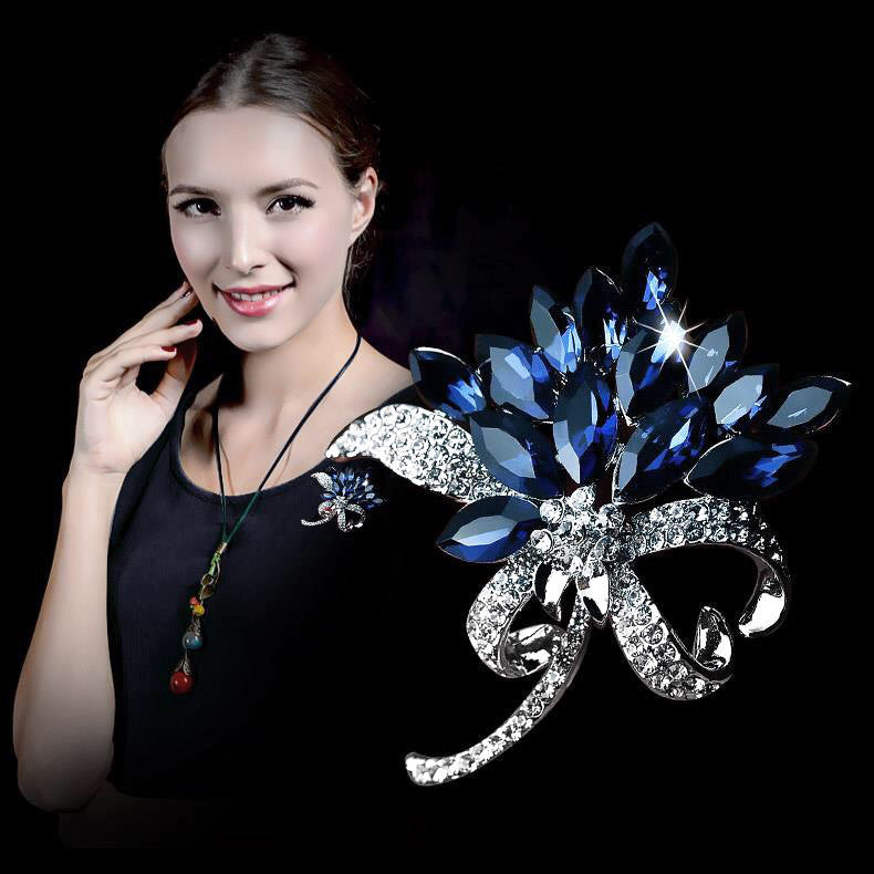 Elegant diamond-studded brooch image 2