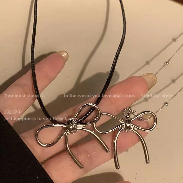 Close-up of the bowknot design of the necklace