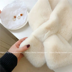 faux fur neck warmer in black colour