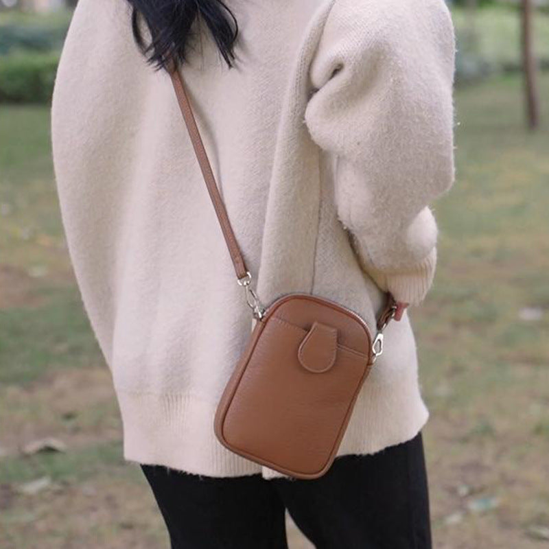 Cylindrical shaped crossbody bag in green
