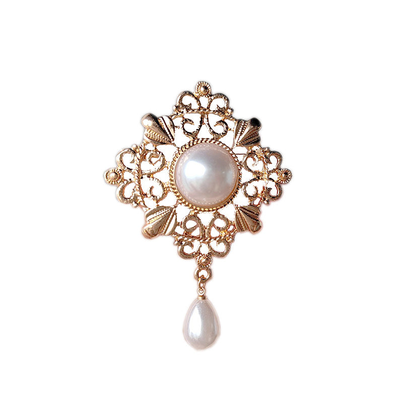 Elegant Vintage Pearl Brooch with Background