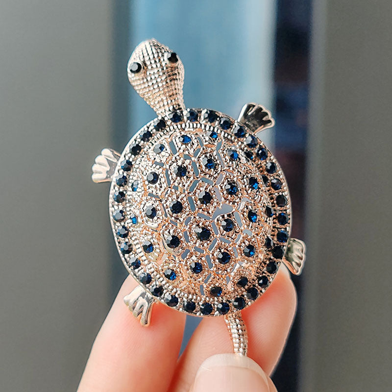 Stylish turtle brooch in gold