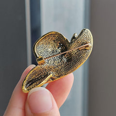 Gold alloy brooch for versatile fashion use
