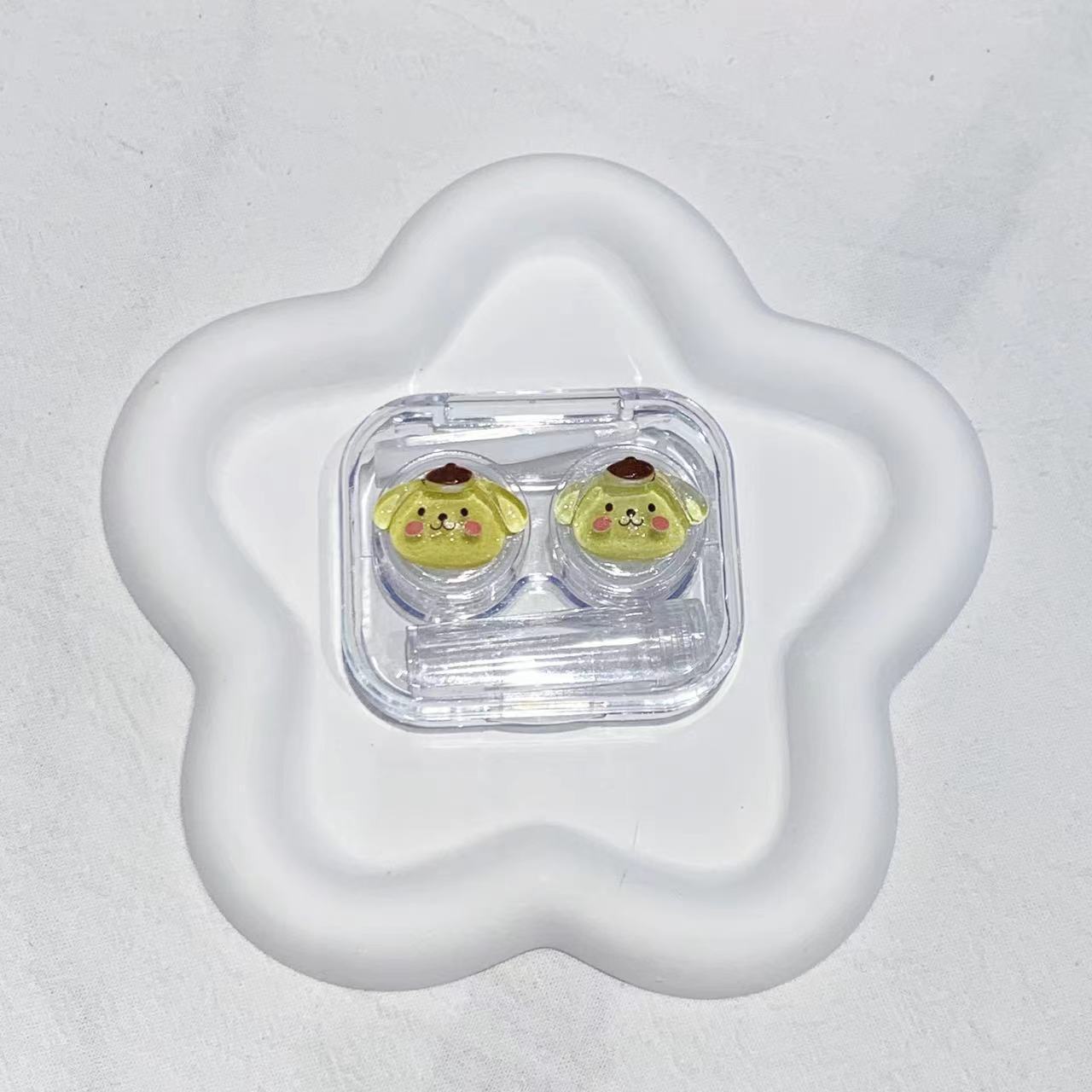 Compact and user-friendly contact lens holder