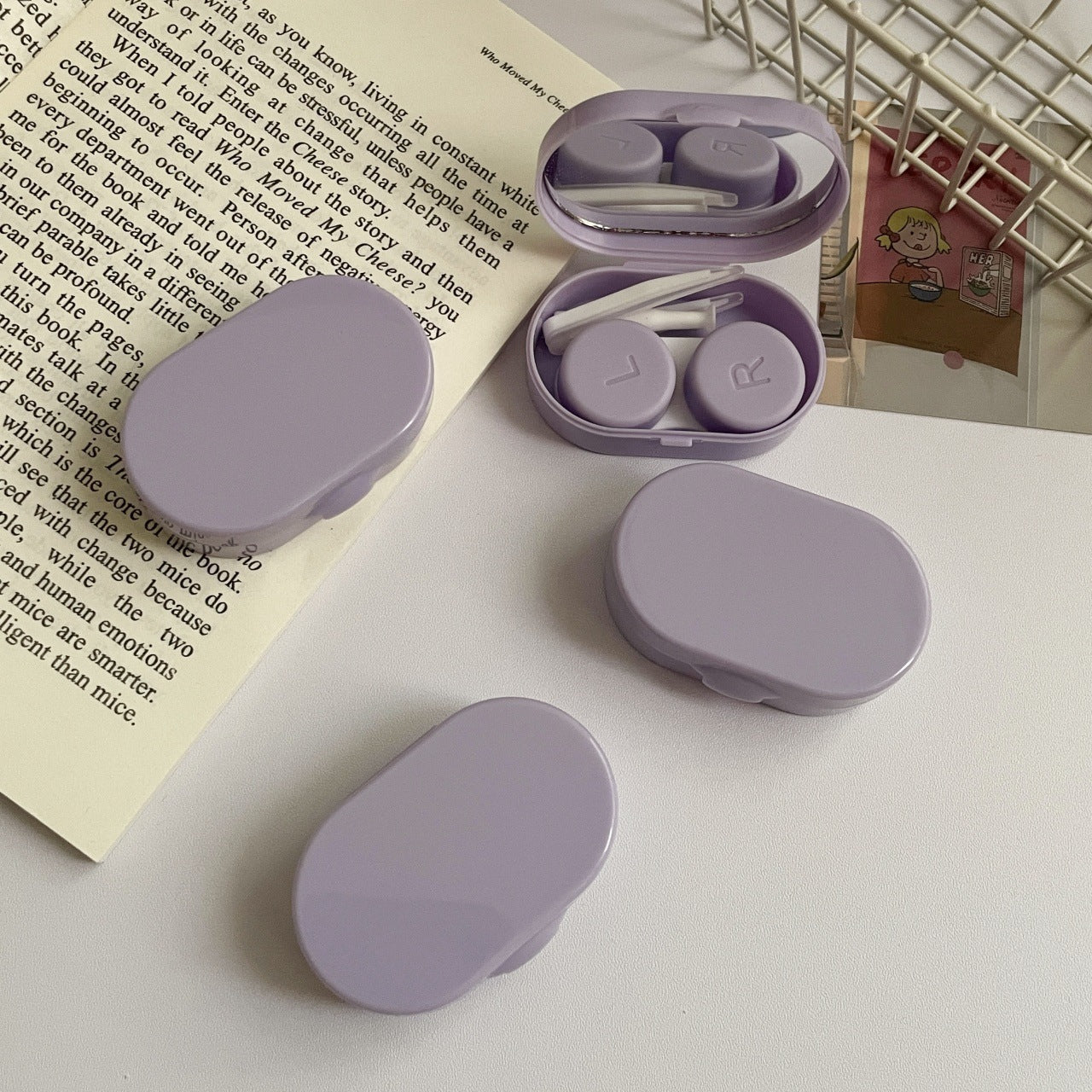 Compact and user-friendly contact lens holder