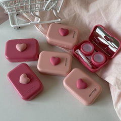 Compact and user-friendly contact lens holder