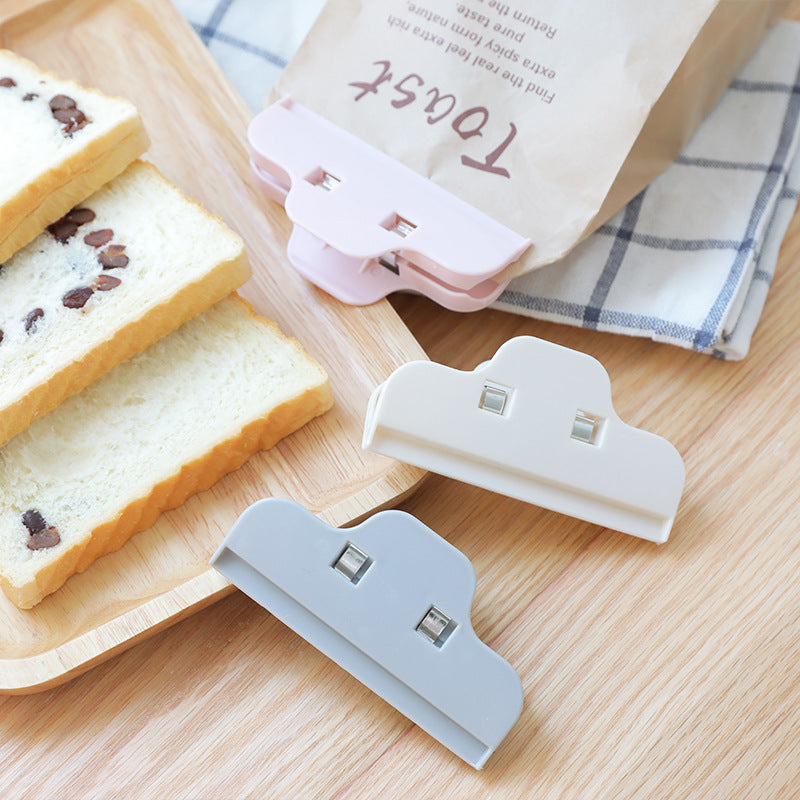 Versatile food sealing clip for various bag sizes