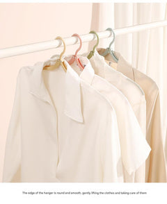 Lightweight travel hanger in stylish colours