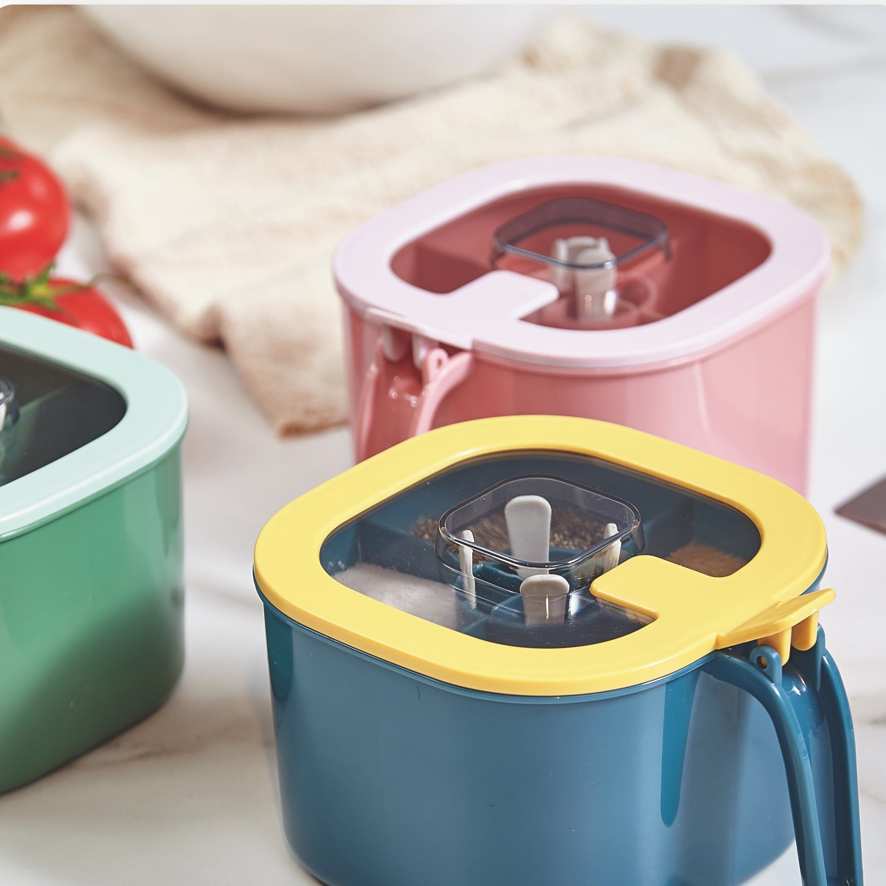 Spice container compartments for efficient storage